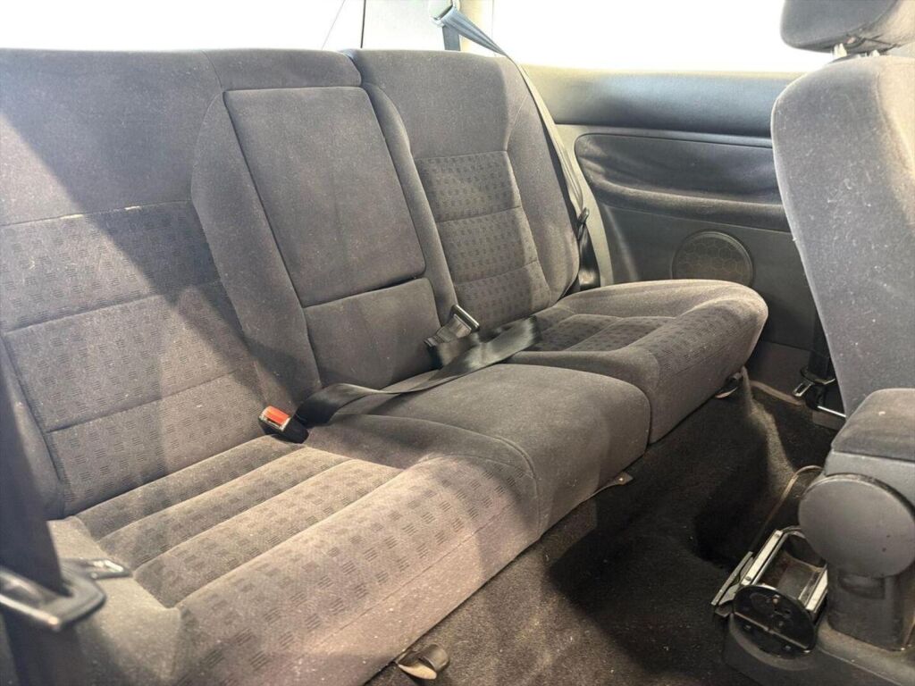 Volkswagen Golf 2000 Musta