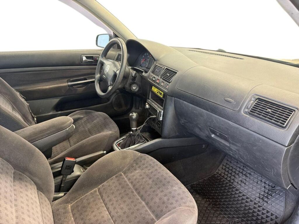 Volkswagen Golf 2000 Musta
