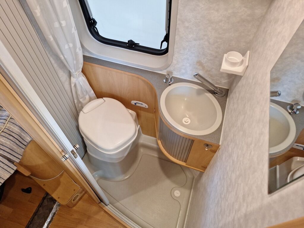 Adria TWIN 600 SP 2010 Valkoinen