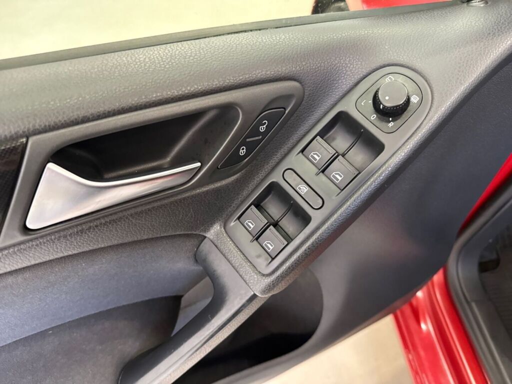 Volkswagen Golf 2009 Punainen