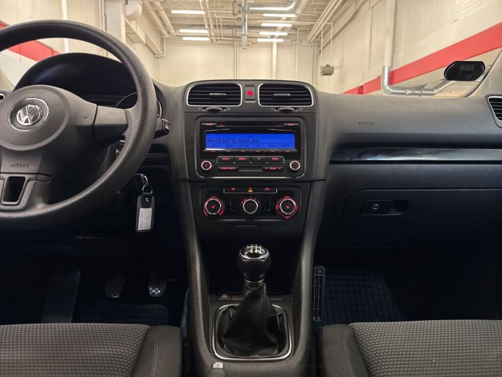 Volkswagen Golf 2009 Punainen
