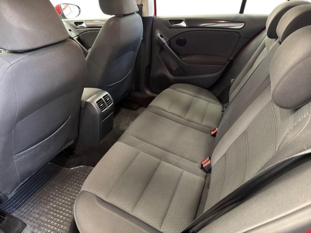 Volkswagen Golf 2009 Punainen