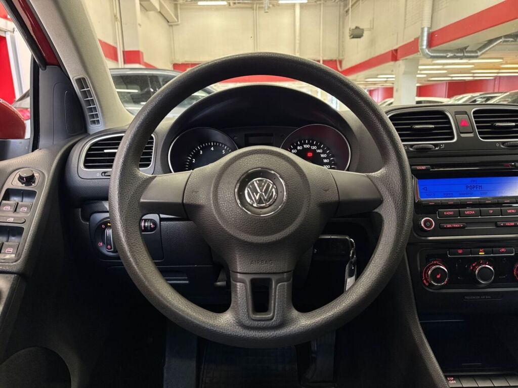 Volkswagen Golf 2009 Punainen