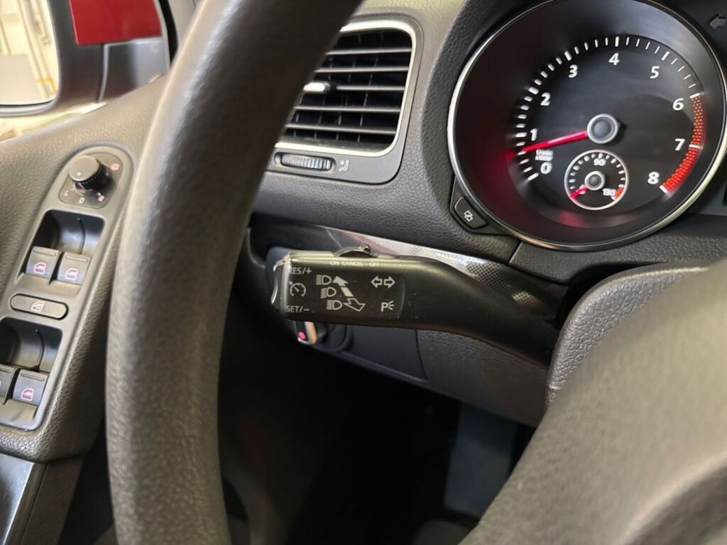 Volkswagen Golf 2009 Punainen