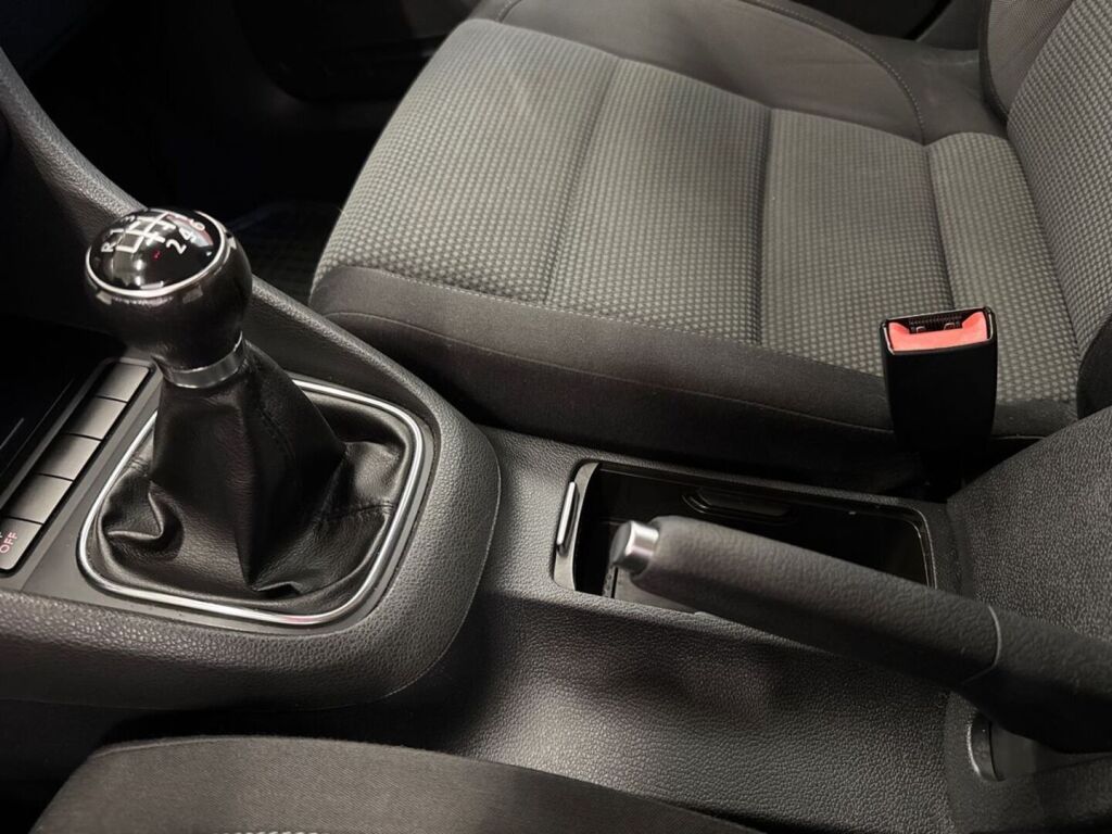 Volkswagen Golf 2009 Punainen