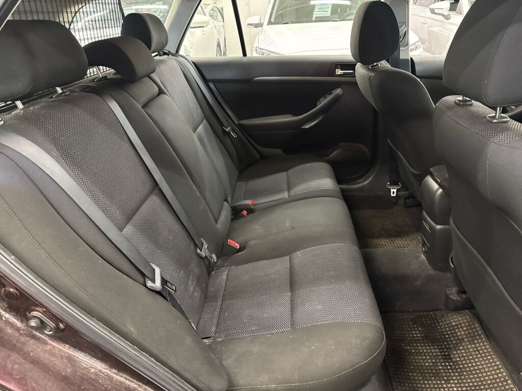 Toyota Avensis 2008 Punainen