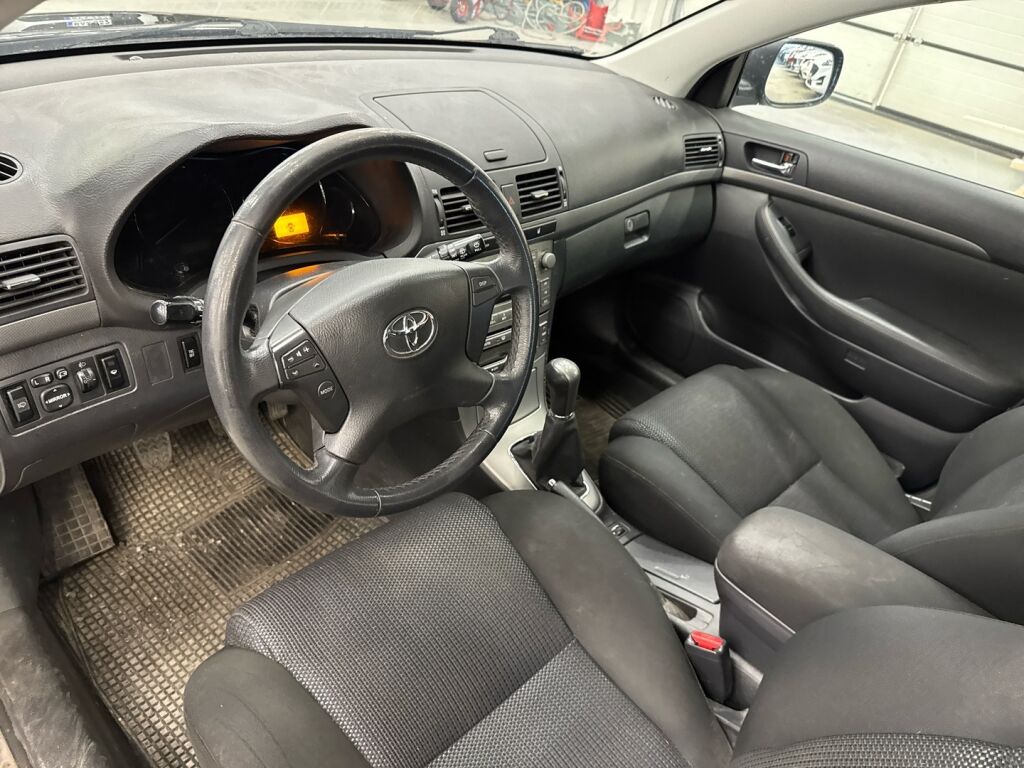 Toyota Avensis 2008 Punainen