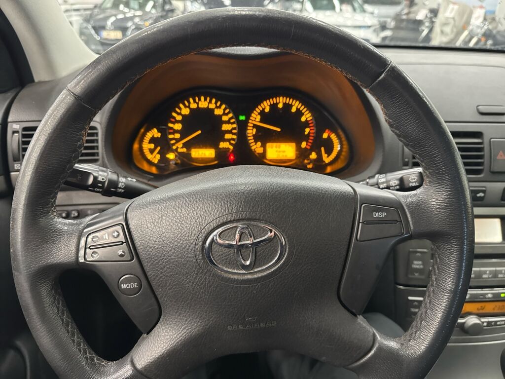 Toyota Avensis 2008 Punainen