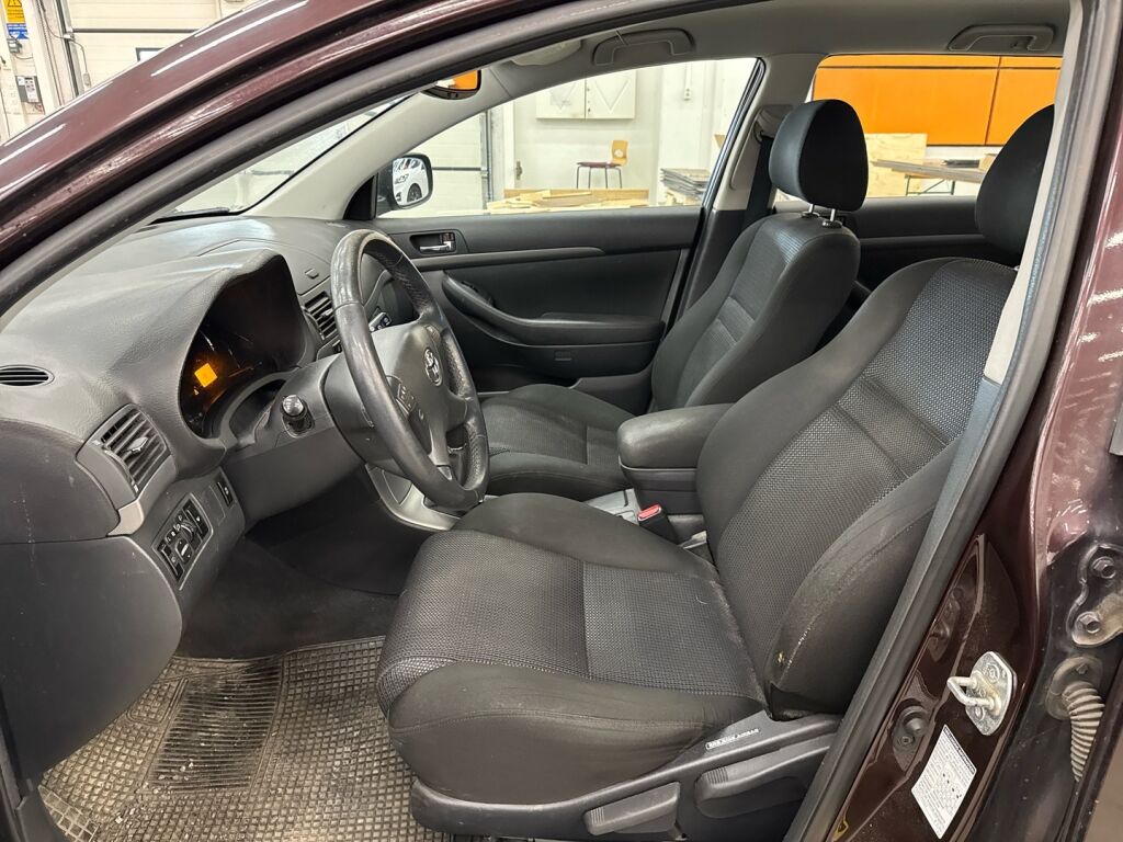 Toyota Avensis 2008 Punainen