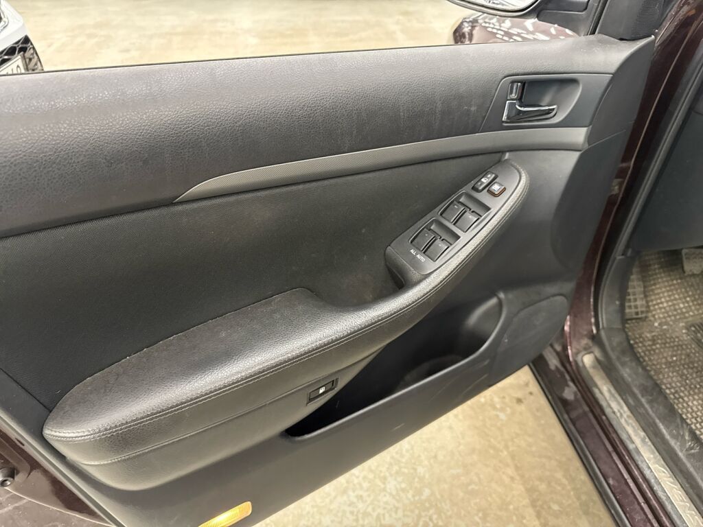 Toyota Avensis 2008 Punainen