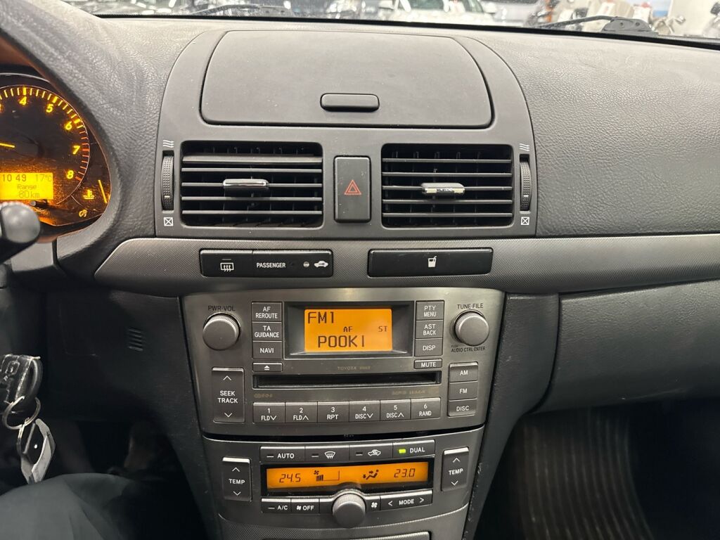 Toyota Avensis 2008 Punainen