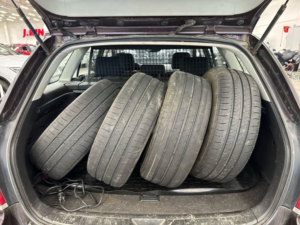 Toyota Avensis 2008 Punainen