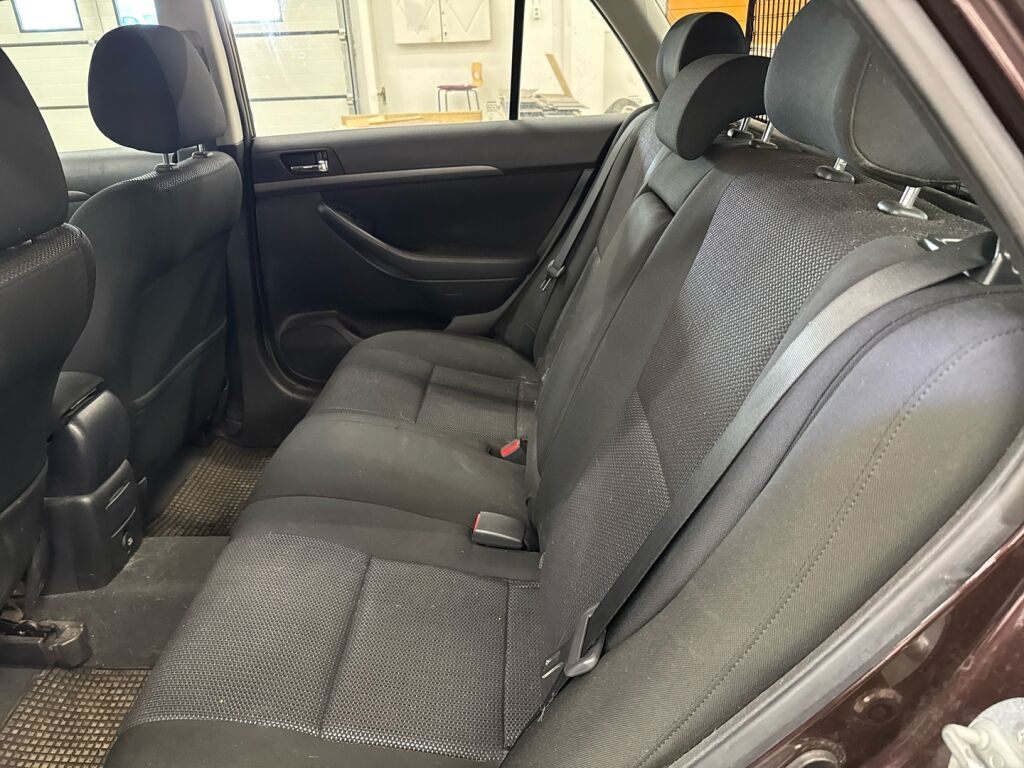 Toyota Avensis 2008 Punainen