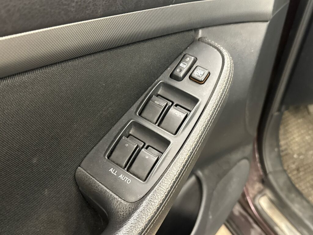 Toyota Avensis 2008 Punainen