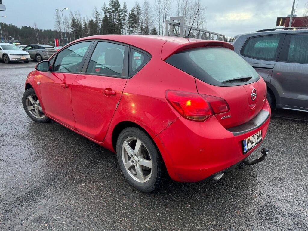 Opel Astra 2010 Punainen