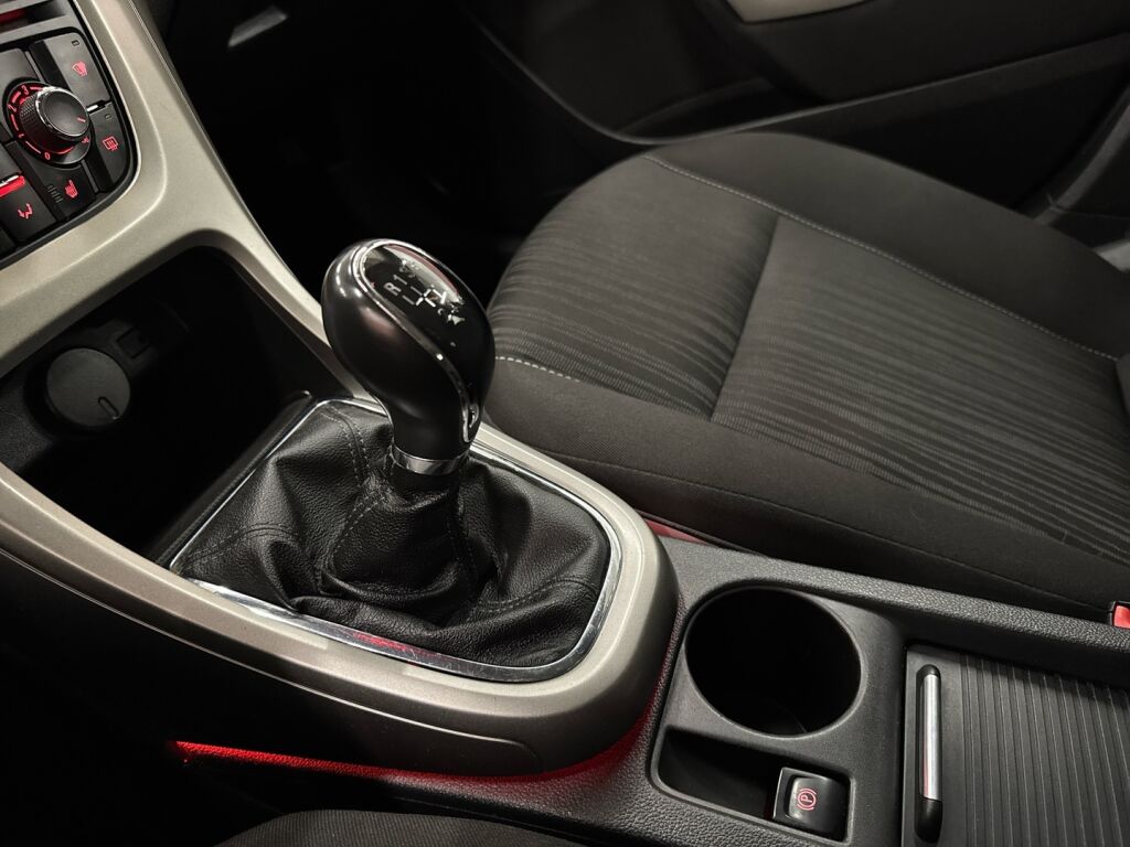 Opel Astra 2010 Punainen