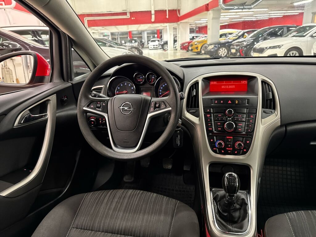 Opel Astra 2010 Punainen