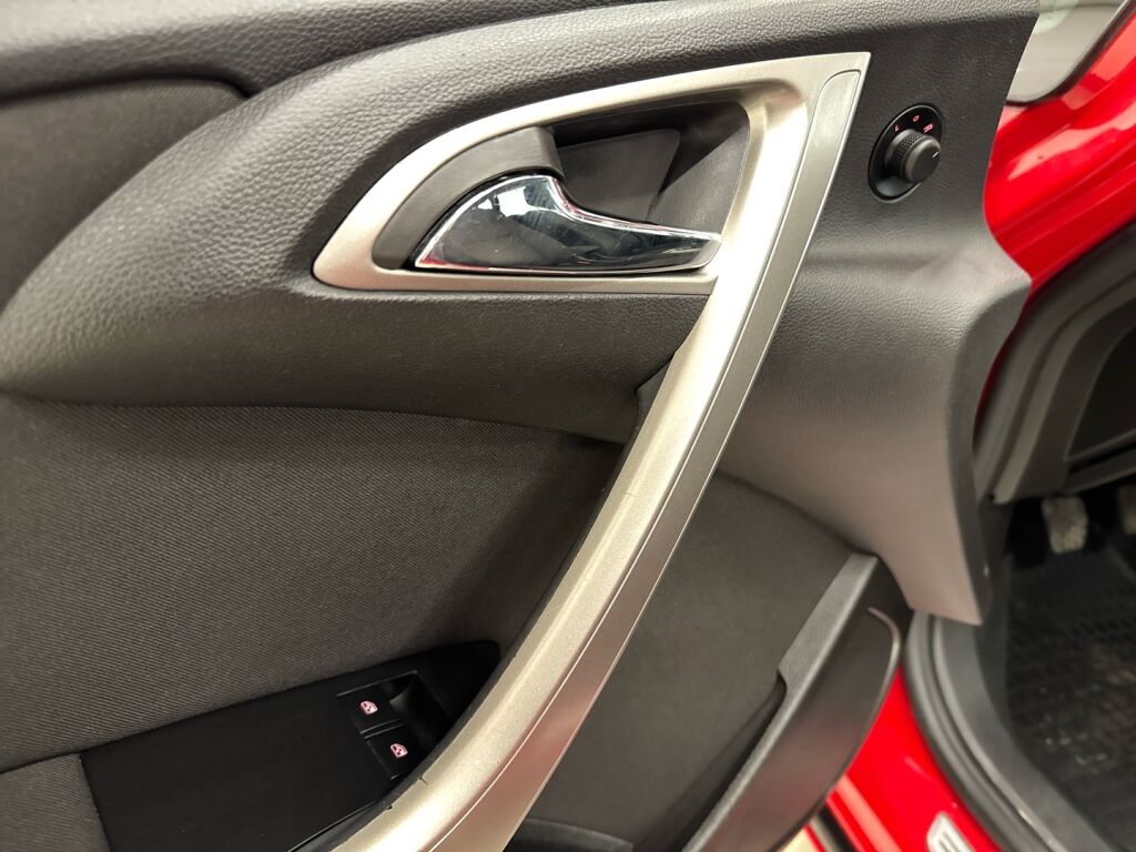 Opel Astra 2010 Punainen