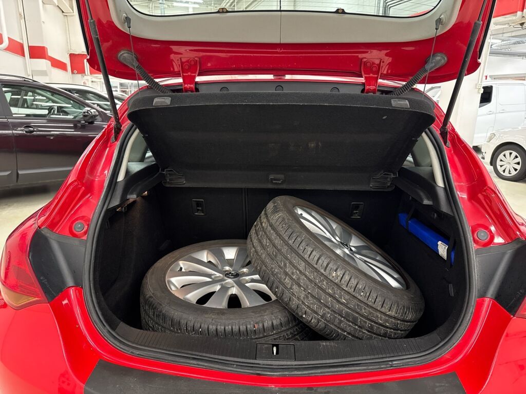 Opel Astra 2010 Punainen