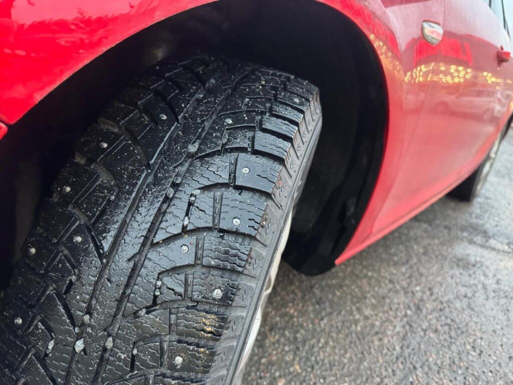 Opel Astra 2010 Punainen