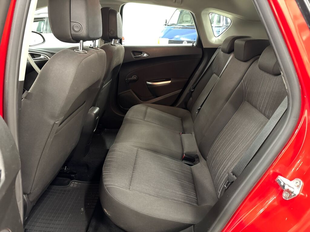 Opel Astra 2010 Punainen