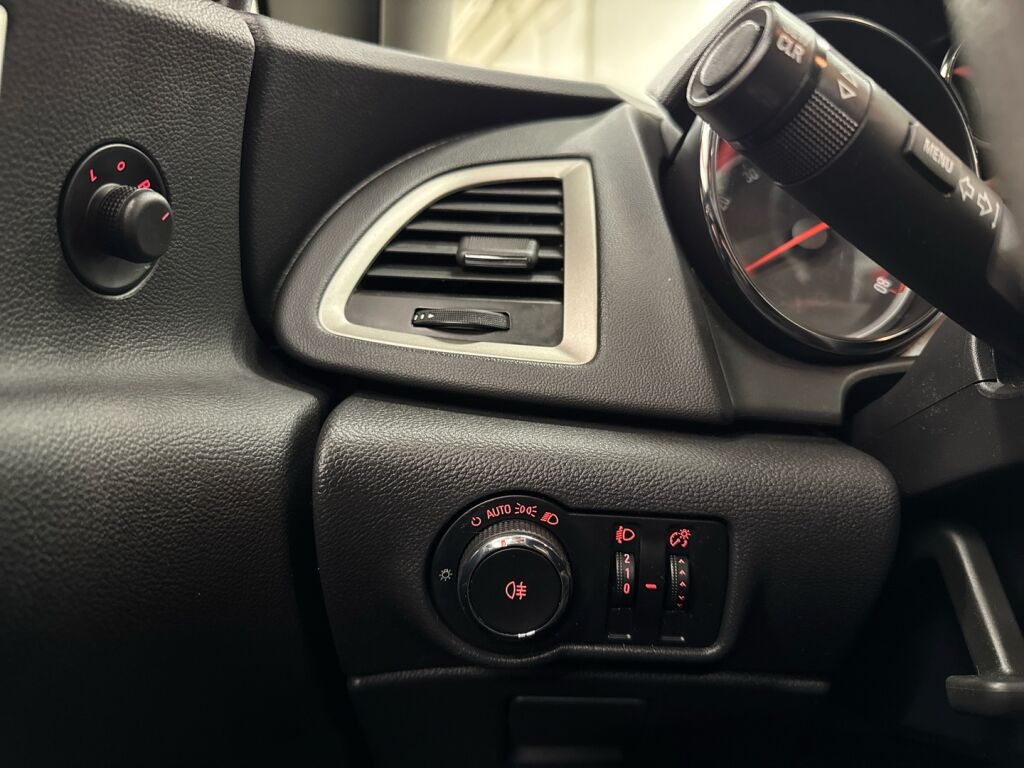 Opel Astra 2010 Punainen