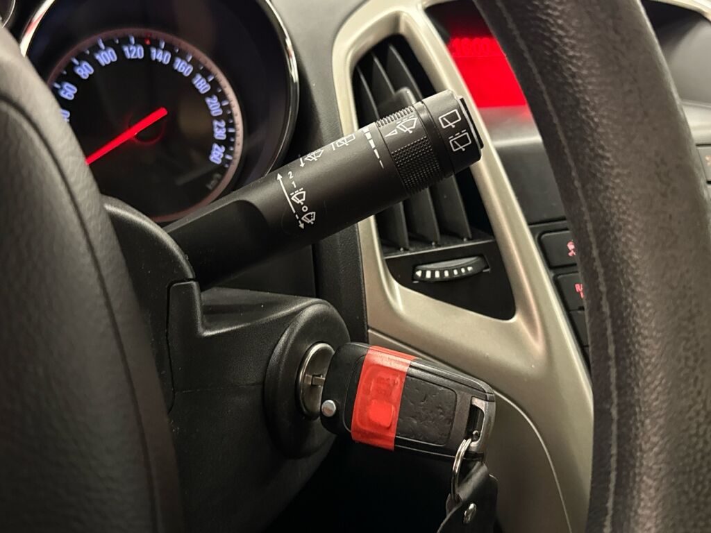 Opel Astra 2010 Punainen