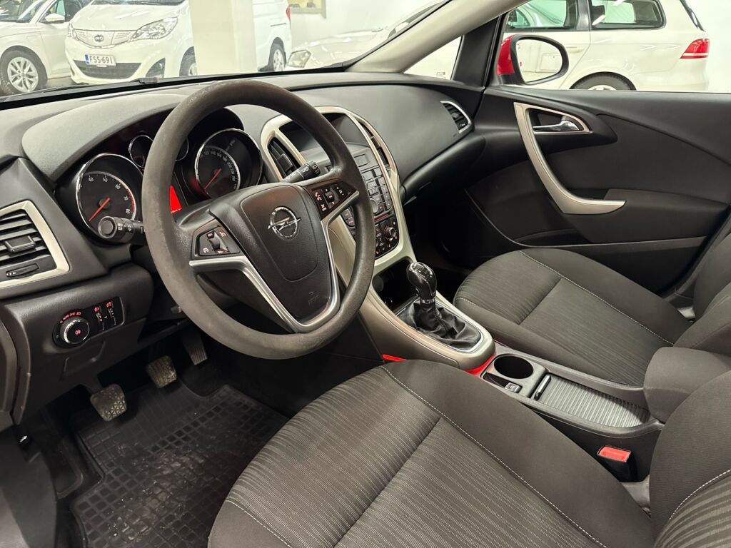 Opel Astra 2010 Punainen