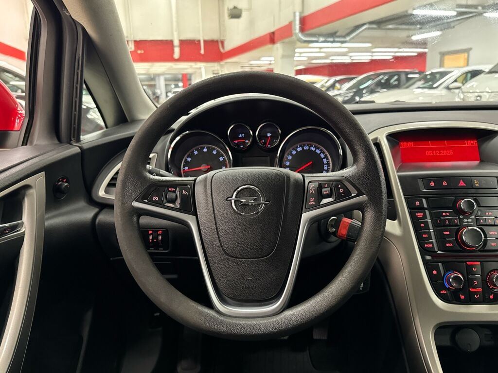 Opel Astra 2010 Punainen