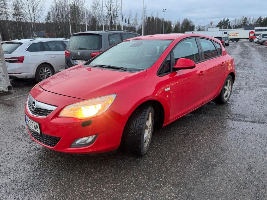 Opel Astra 2010 Punainen