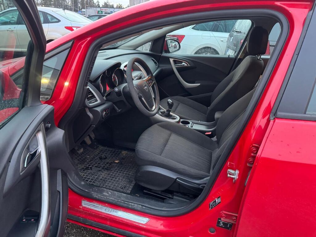Opel Astra 2010 Punainen