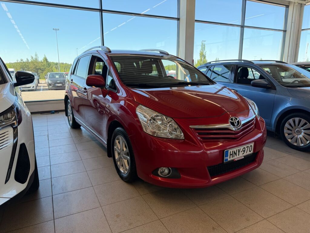 Toyota Verso 2010 Punainen