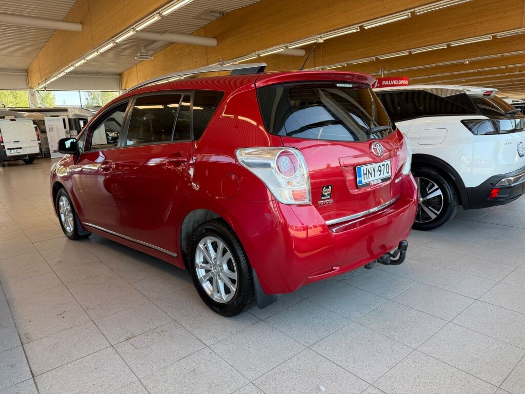 Toyota Verso 2010 Punainen