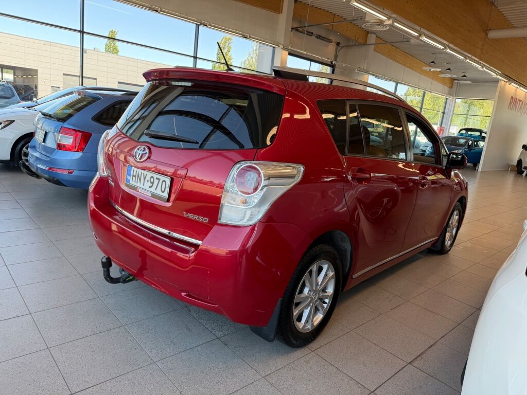 Toyota Verso 2010 Punainen