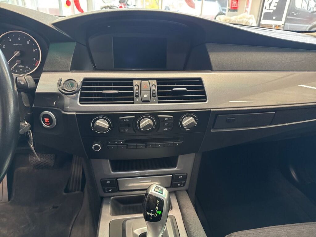 BMW 520 2008 Ruskea (beige)