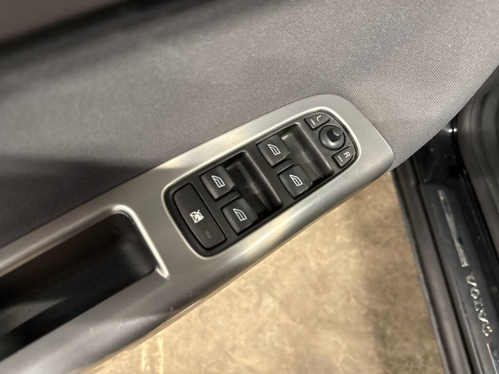 Volvo V50 2005 Musta