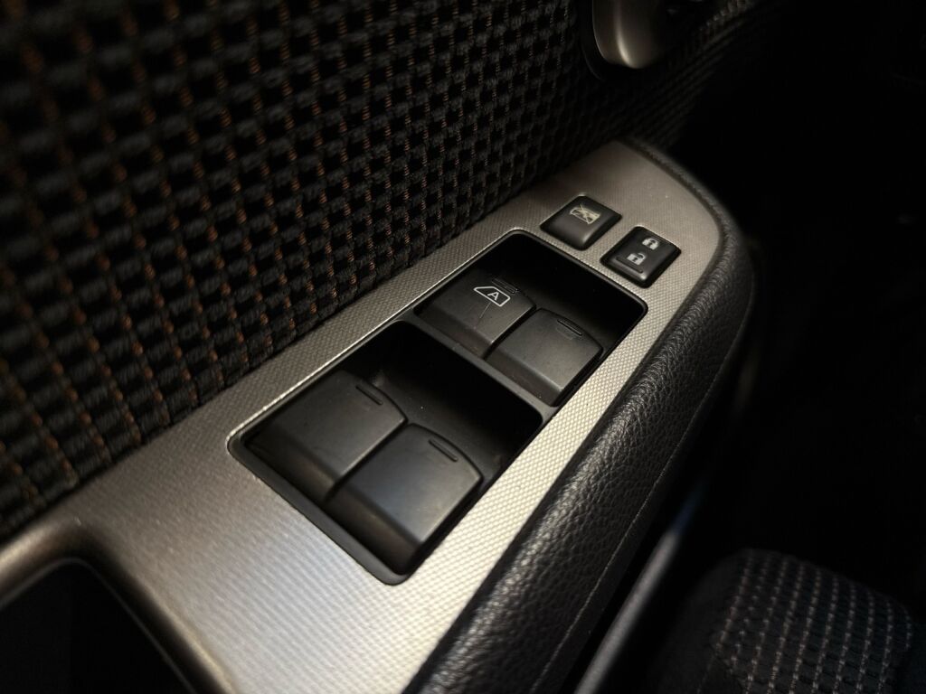 Nissan Tiida 2010 Hopea