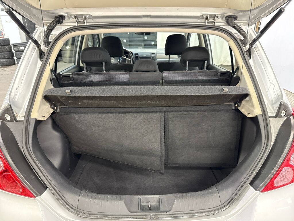 Nissan Tiida 2010 Hopea