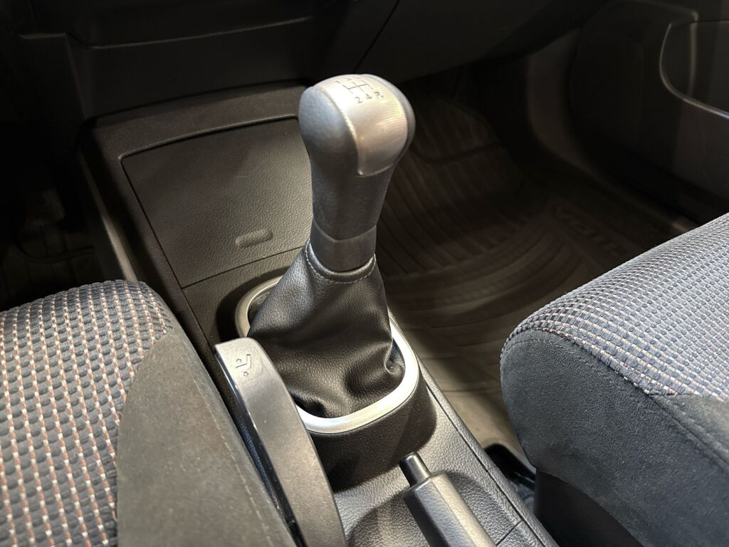 Nissan Tiida 2010 Hopea