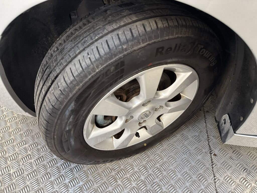 Nissan Tiida 2010 Hopea