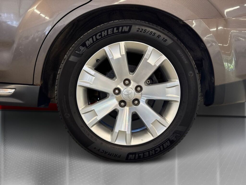 Mitsubishi Outlander 2011 Ruskea (beige)