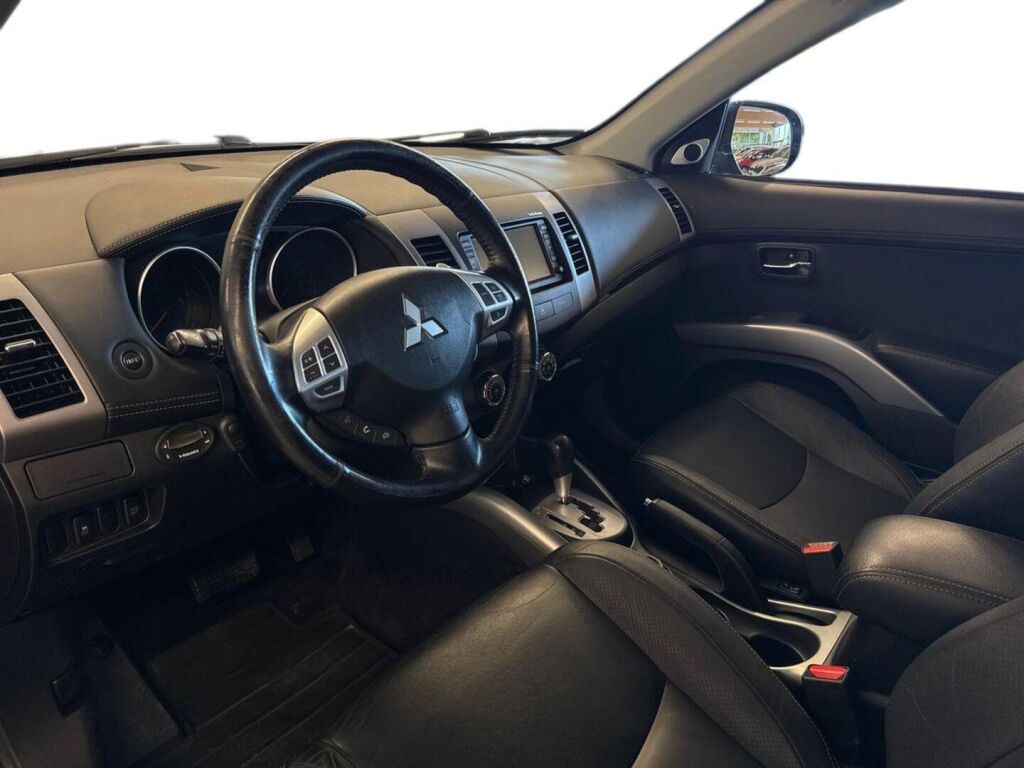 Mitsubishi Outlander 2011 Ruskea (beige)