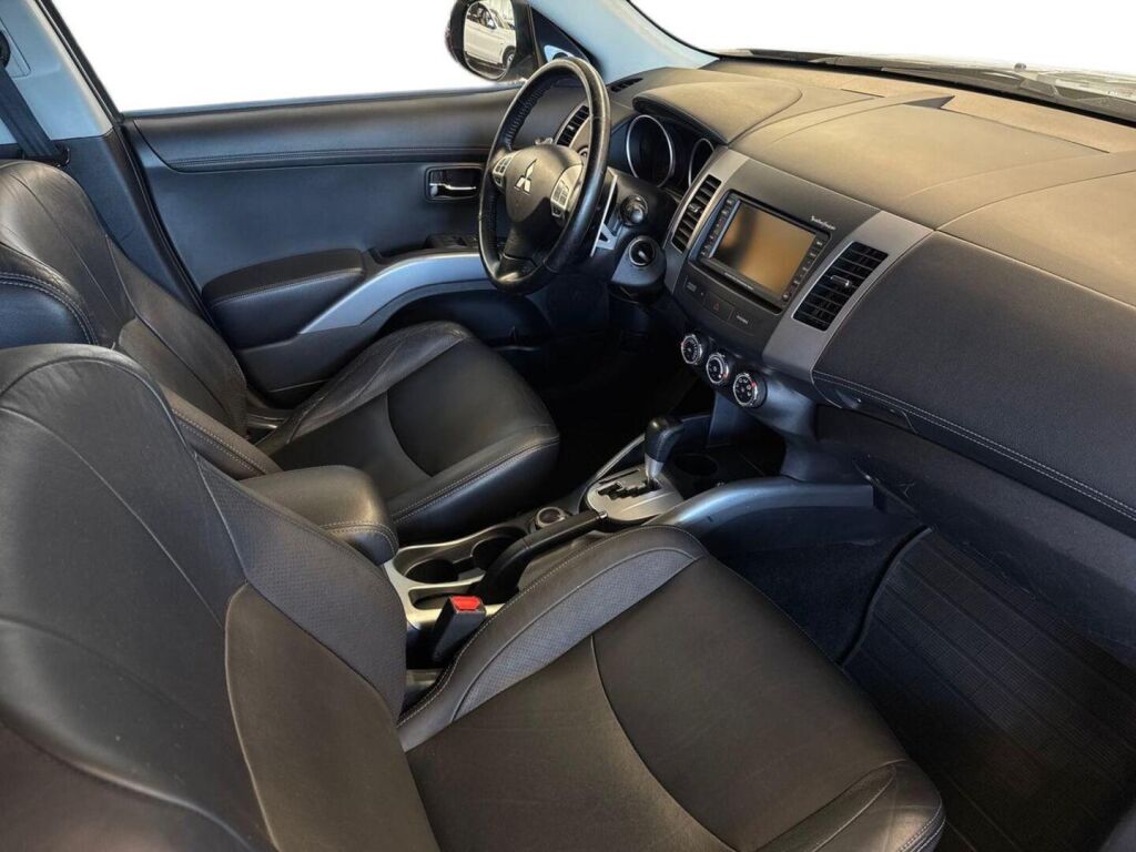 Mitsubishi Outlander 2011 Ruskea (beige)