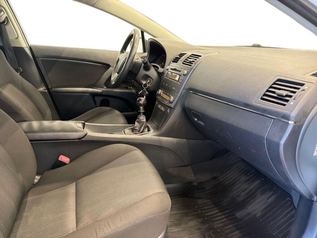 Toyota Avensis 2011 Valkoinen