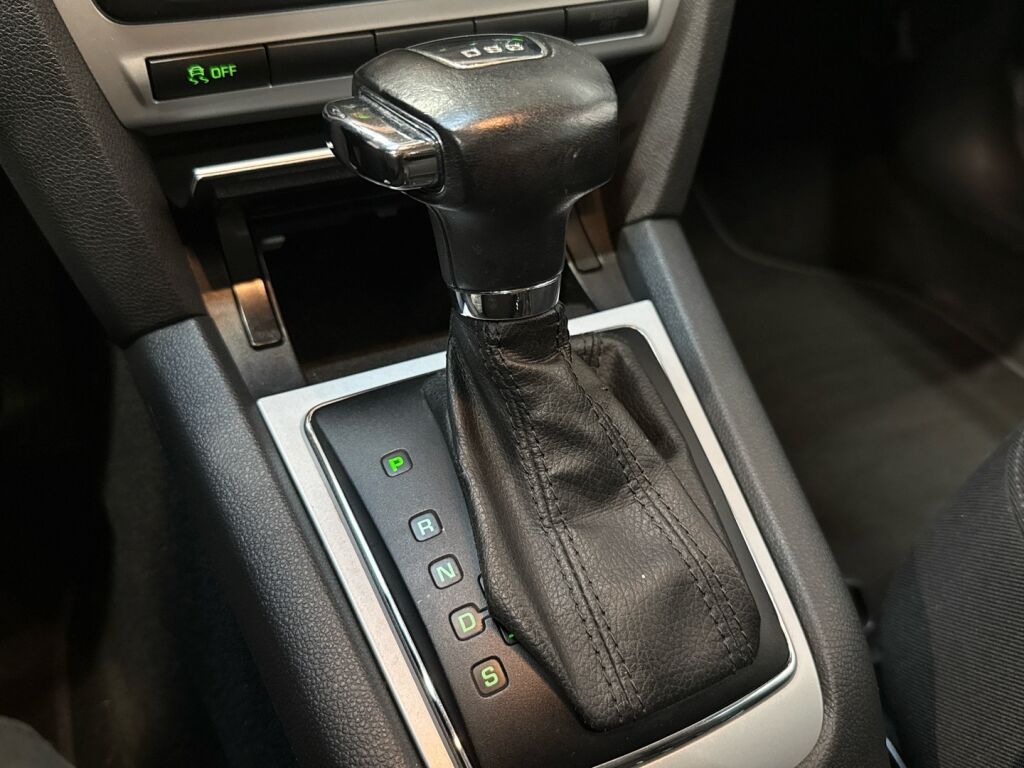Skoda Octavia 2011 Valkoinen