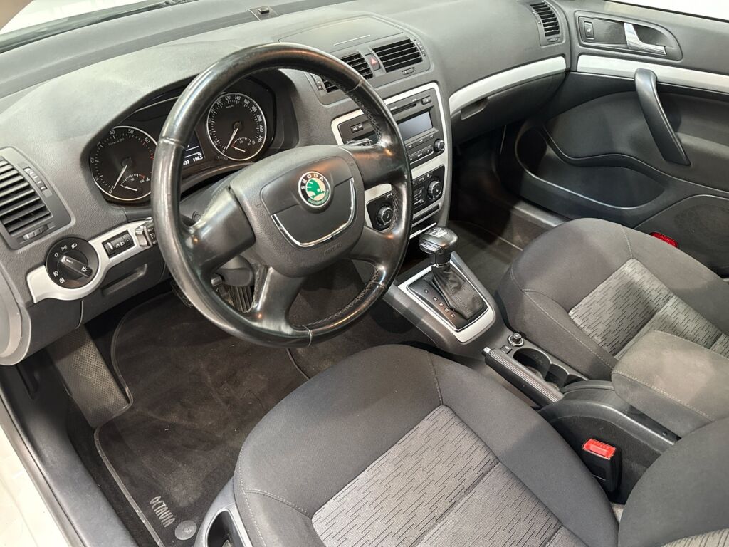 Skoda Octavia 2011 Valkoinen