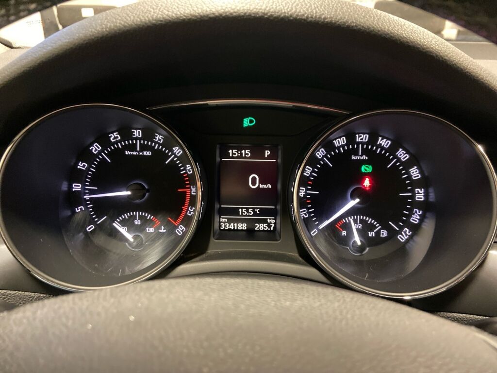 Skoda Superb 2011 Valkoinen