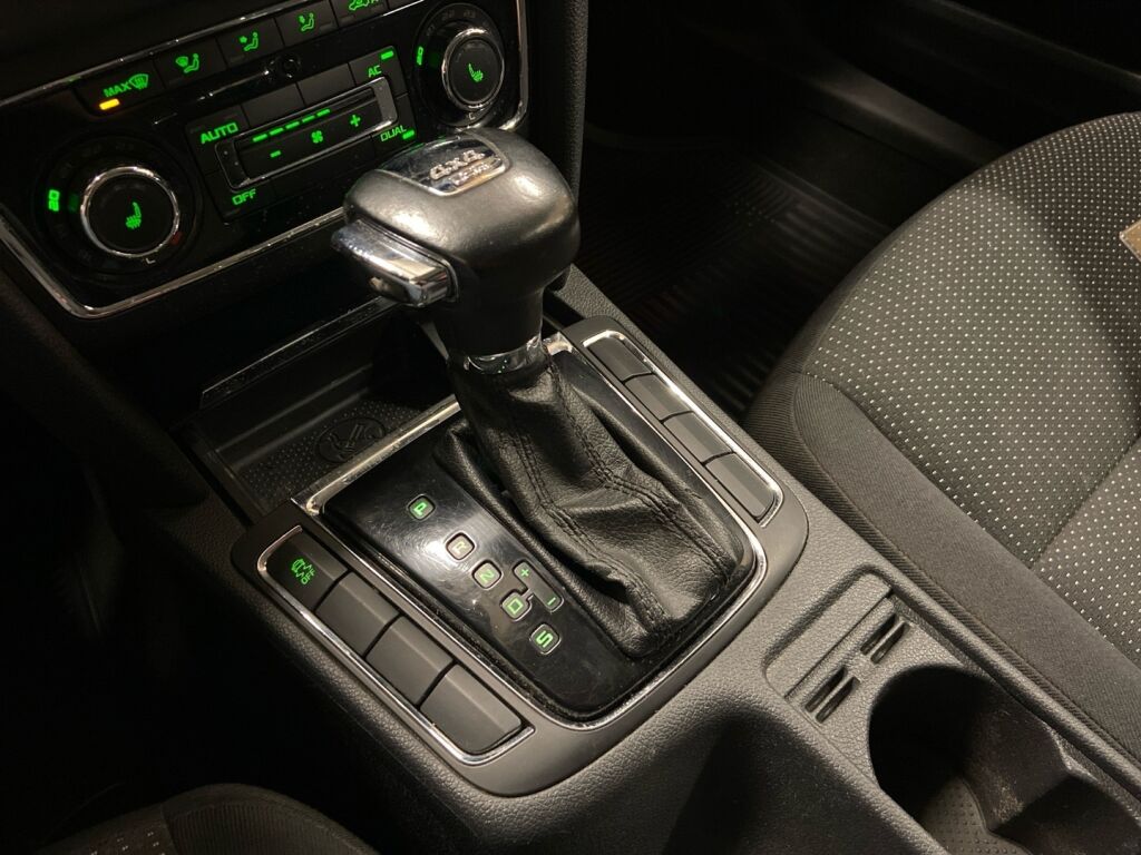 Skoda Superb 2011 Valkoinen