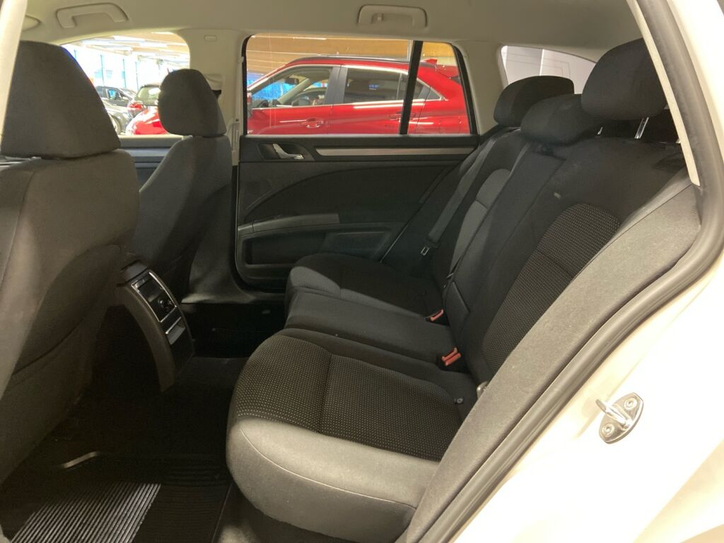 Skoda Superb 2011 Valkoinen