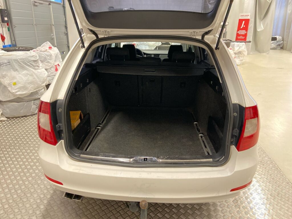 Skoda Superb 2011 Valkoinen